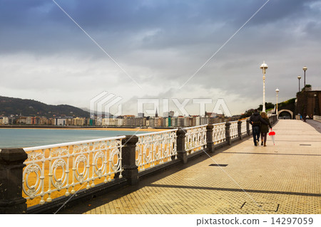 Embankment of La Concha in autumn time at San Sebastian 14297059