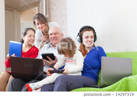 people uses portable computers people uses portable computers 14297319