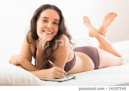 Brunette girl writing in notebok 14297549