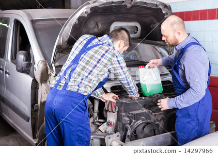 Two car mechanics at workshop 14297966