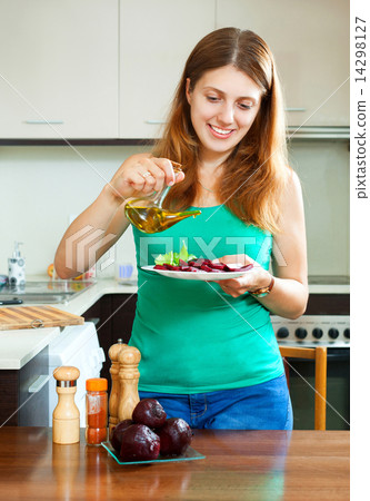 girl eating 14298127