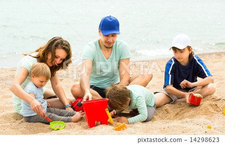 father and mother with children at seaside father and mother with children at seaside 14298623