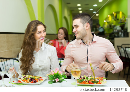 Portrait of people at the restaurant 14298748