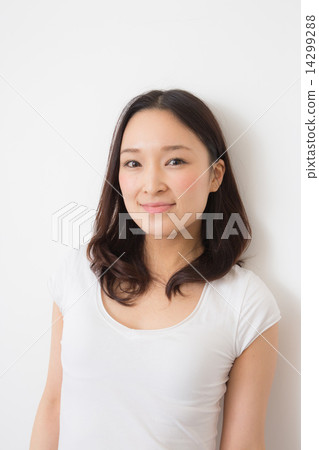 A woman in his tw 14299288