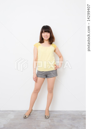 A woman in his tw 14299407