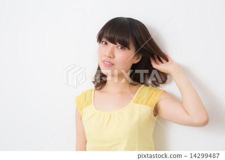A woman touching hair 14299487
