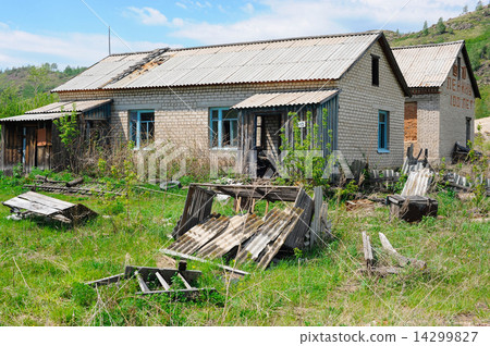 An old abandoned house 14299827