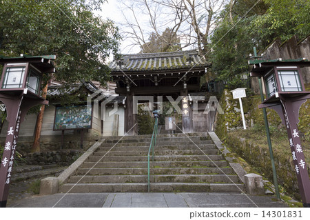 The Sanmon gate of Chokurakuji 14301831