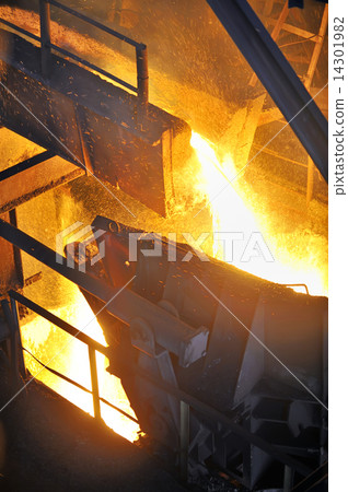 Pouring of liquid metal 14301982