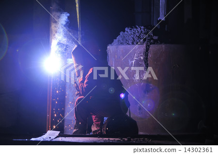 welder at work 14302361