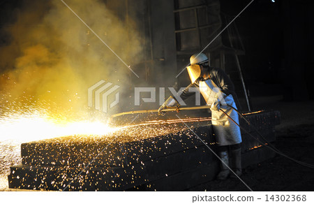 worker using torch cutter 14302368