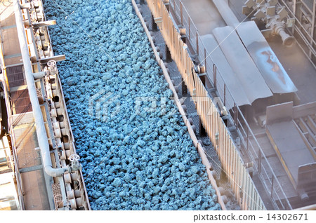 hot ore on conveyor 14302671