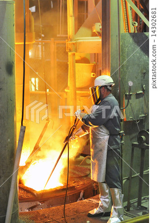 mill worker with hot steel 14302681