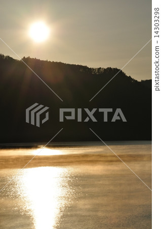 早晨薄霧的湖在冬天早晨 早晨薄霧的湖在冬天早晨 14303298