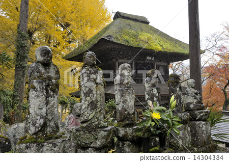The Rokuzen-ji and the mountain gate of Shitsukuji 14304384