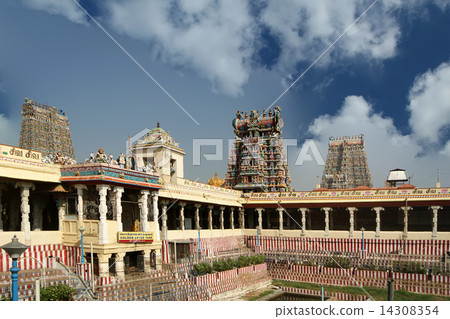 Inside of Meenakshi hindu temple in Madurai, Tamil Nadu 14308354