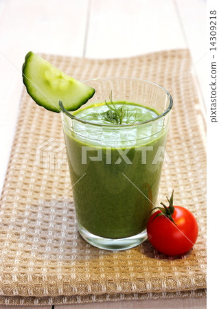 Green smoothie spinach, cucumber and small red tomato 14309218