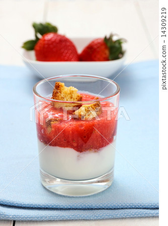 Strawberry smoothie, yogurt and cantuccini biscuits 14309219