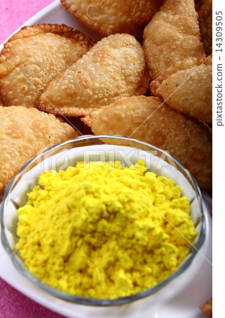 gujia in plate with holi color in bowl 14309505