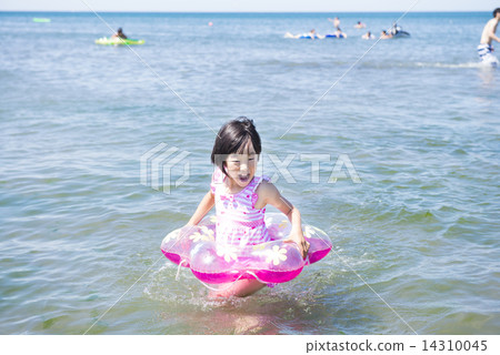 Swimming in the sea Swimming in the sea 14310045