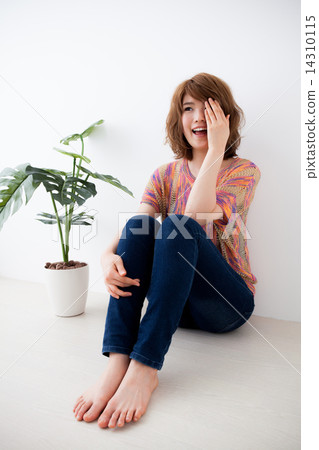 brown hair, sitting on the floor with arms around knees, blindfold 14310115