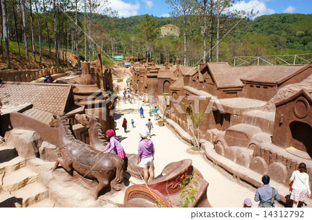 Dalat, Vietnam tourism, sculpture tunnel 14312792