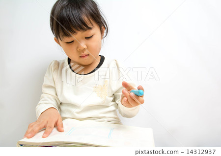 Girls drawing 14312937