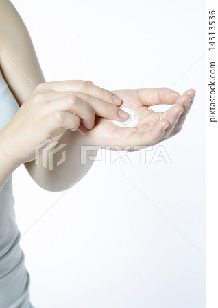 Female hand hand cosmetic care cream moisturizing beauty vertical 14313536