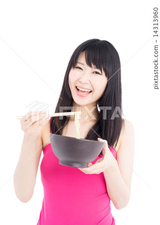 一個女人在吃麵條 14313960