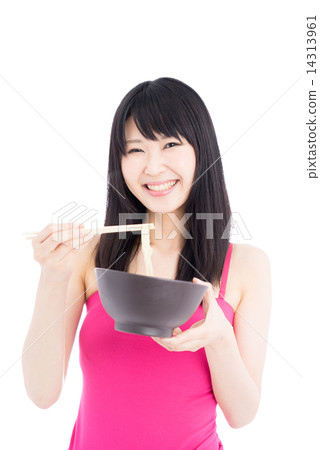 一個女人在吃麵條 14313961