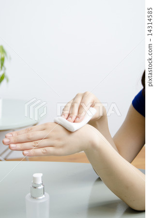 Female hand hand cosmetic care lotion cotton moisturizing beauty vertically 14314585