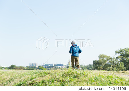 Senior men who jog 14315106