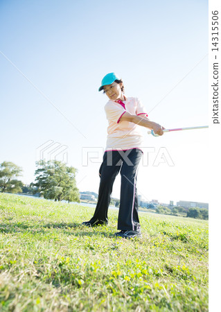Women playing golf Women playing golf 14315506