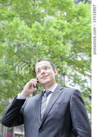 Foreign businessman who makes a phone call 14318907