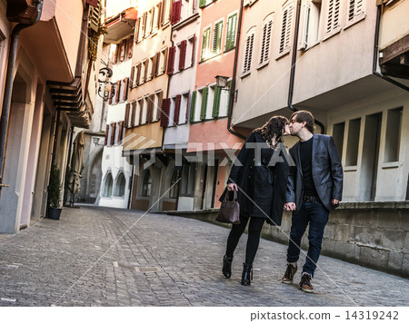 Couple walking and kissing in the city 14319242