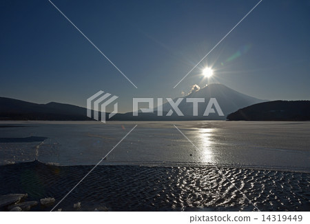 冷凍的山中湖和富士山 冷凍的山中湖和富士山 14319449