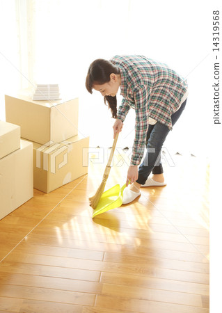 A woman cleaning it A woman cleaning it 14319568