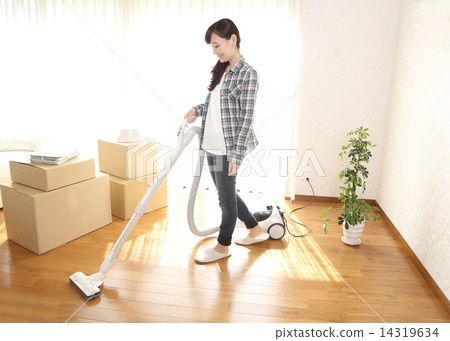 A woman cleaning it A woman cleaning it 14319634