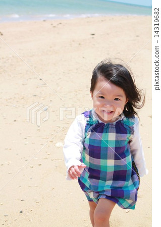 Girls running at the beach 14319682