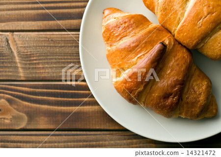 croissants on plate croissants on plate 14321472