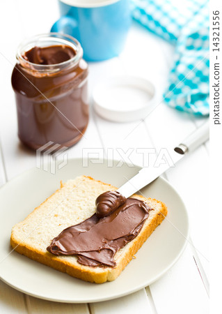 chocolate spread with bread 14321556