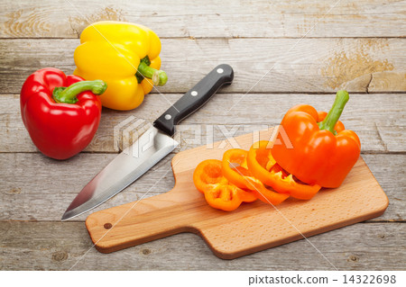 Sliced bell pepper on cutting board 14322698