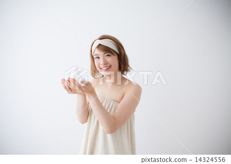person, smiling, female 14324556