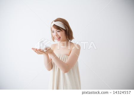 person, smiling, female 14324557