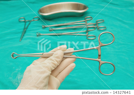 Doctor 's hand grap the Babcock Forceps ,Surgical Instruments Doctor 's hand grap the Babcock Forceps ,Surgical Instruments 14327641