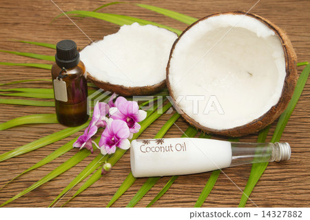 Coconut essentail oil for alternative therapy and beauty spa Coconut essentail oil for alternative therapy and beauty spa 14327882