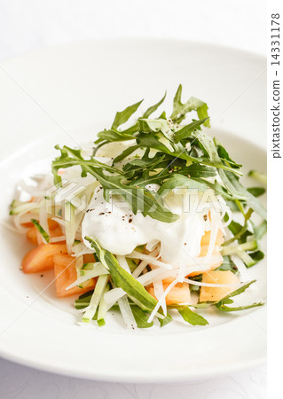 fresh salad with arugula 14331178
