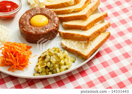 tartare meat with egg yolk 14331443