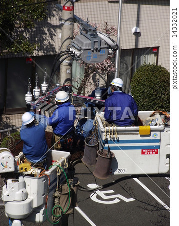 將變壓器連接到電線桿 將變壓器連接到電線桿 14332021