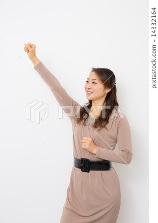 Women in their 30s to cheer Women in their 30s to cheer 14332164